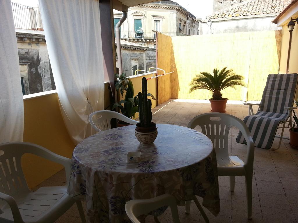 La Via Del Mare - Acireale Centro Storico Apartment Стая снимка