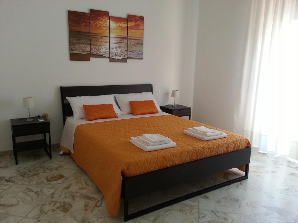 La Via Del Mare - Acireale Centro Storico Apartment Стая снимка