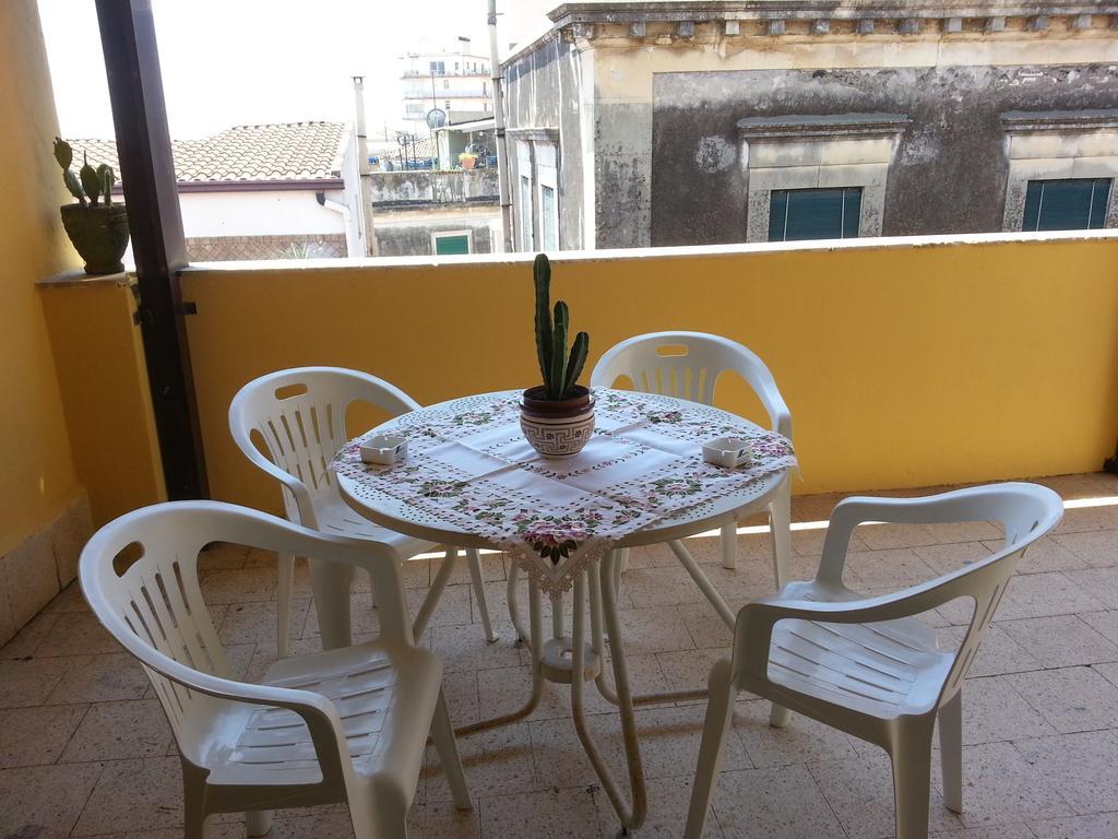 La Via Del Mare - Acireale Centro Storico Apartment Стая снимка