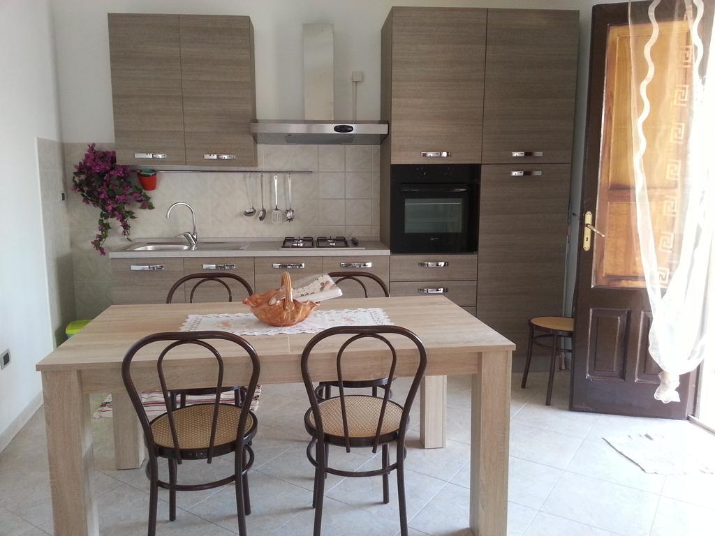 La Via Del Mare - Acireale Centro Storico Apartment Стая снимка